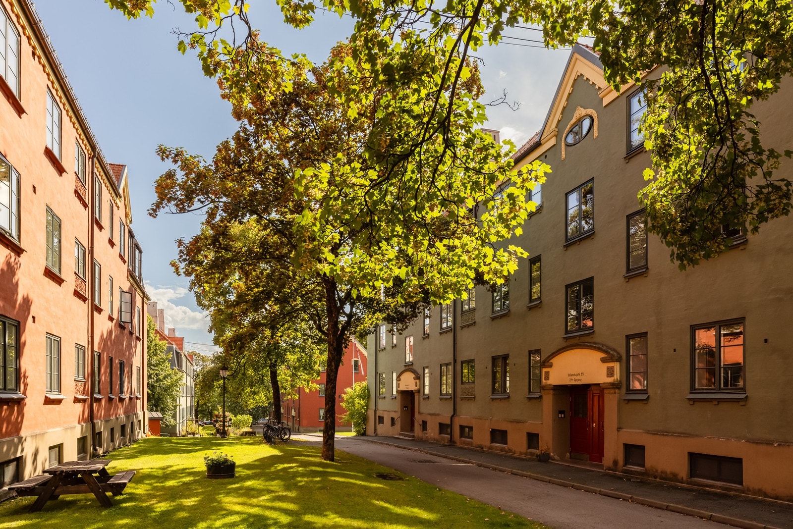 Grøntområder og beplantning omkranser de sjarmerende fasadene og flotte farger. Galleribilde