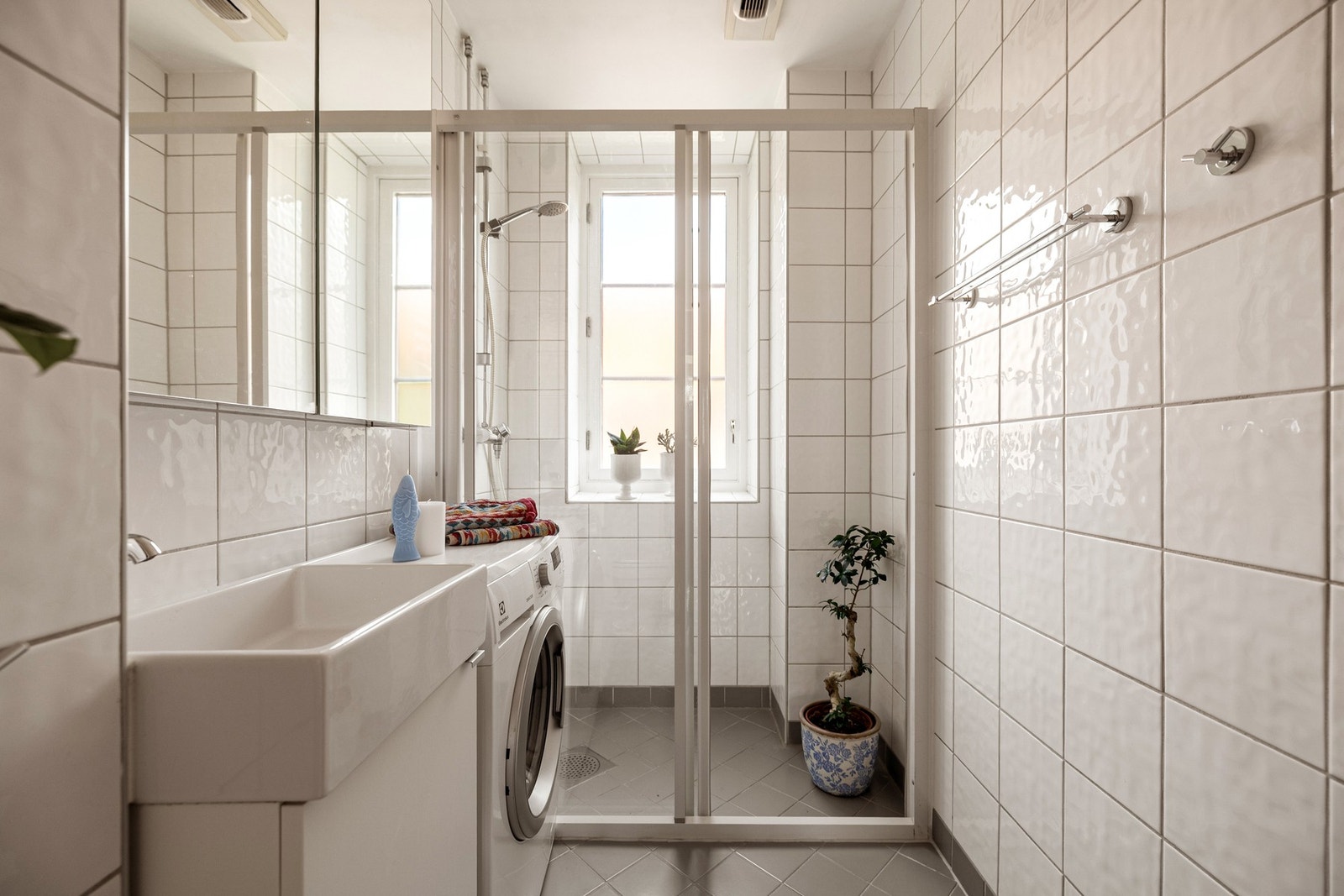 Badet har en romslig dusjnisje og vindu som slipper lyset inn og gir gode luftemuligheter. Galleribilde