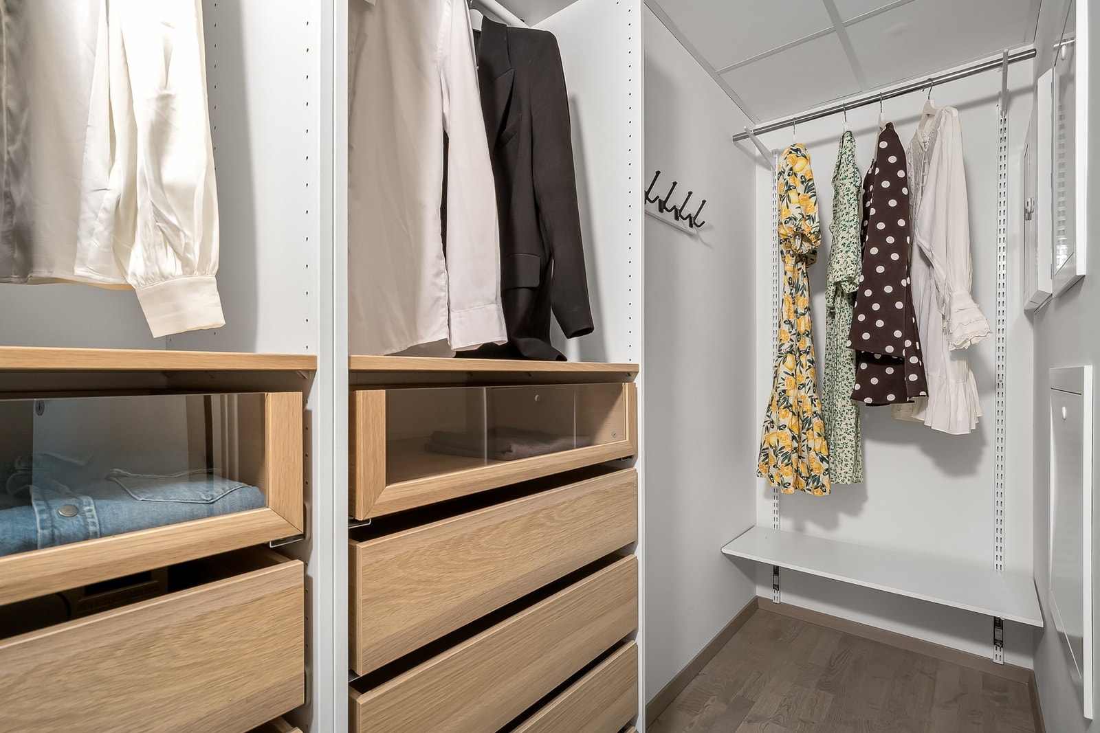 Walk in closet med tilgang fra hovedsoverom. Galleribilde