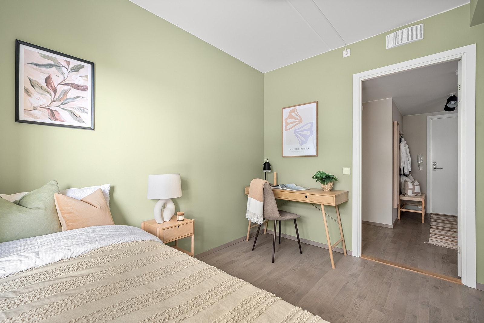 Her er det plass til både seng, pult og garderobeskap. Galleribilde