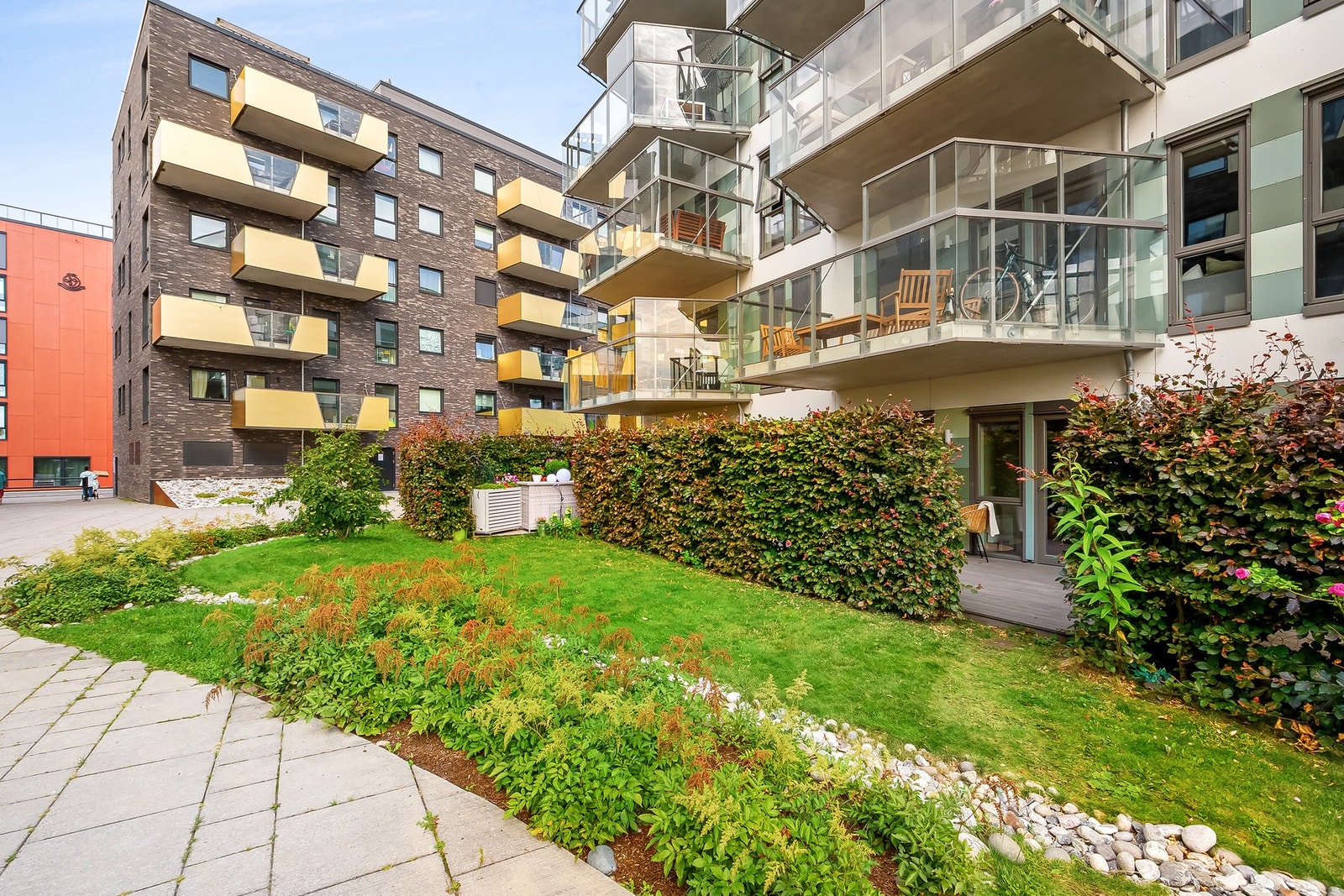 Direkte adkomst til fellesområdet - praktisk ikke minst for barnefamilien, hvor vognen enkelt kan trilles rett inn på terrassen etter en tur ut. Galleribilde