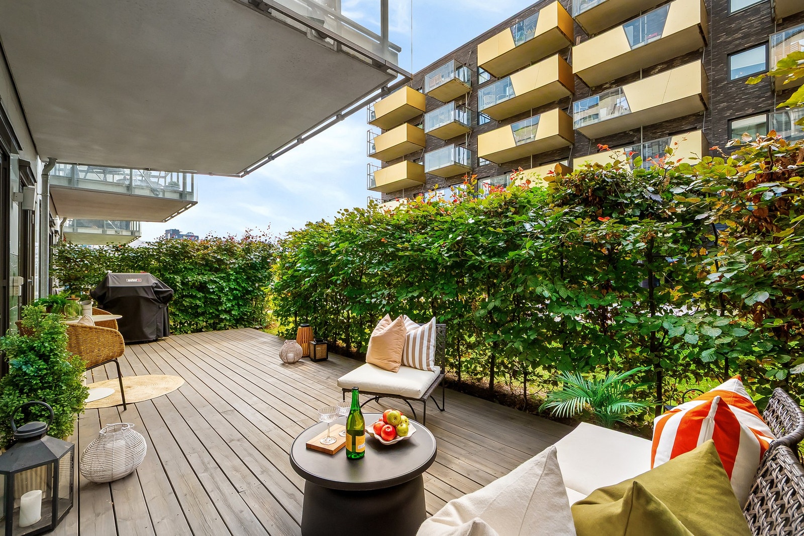 Terrassen har god plass til både spisebord, loungemøbler og grill. Galleribilde