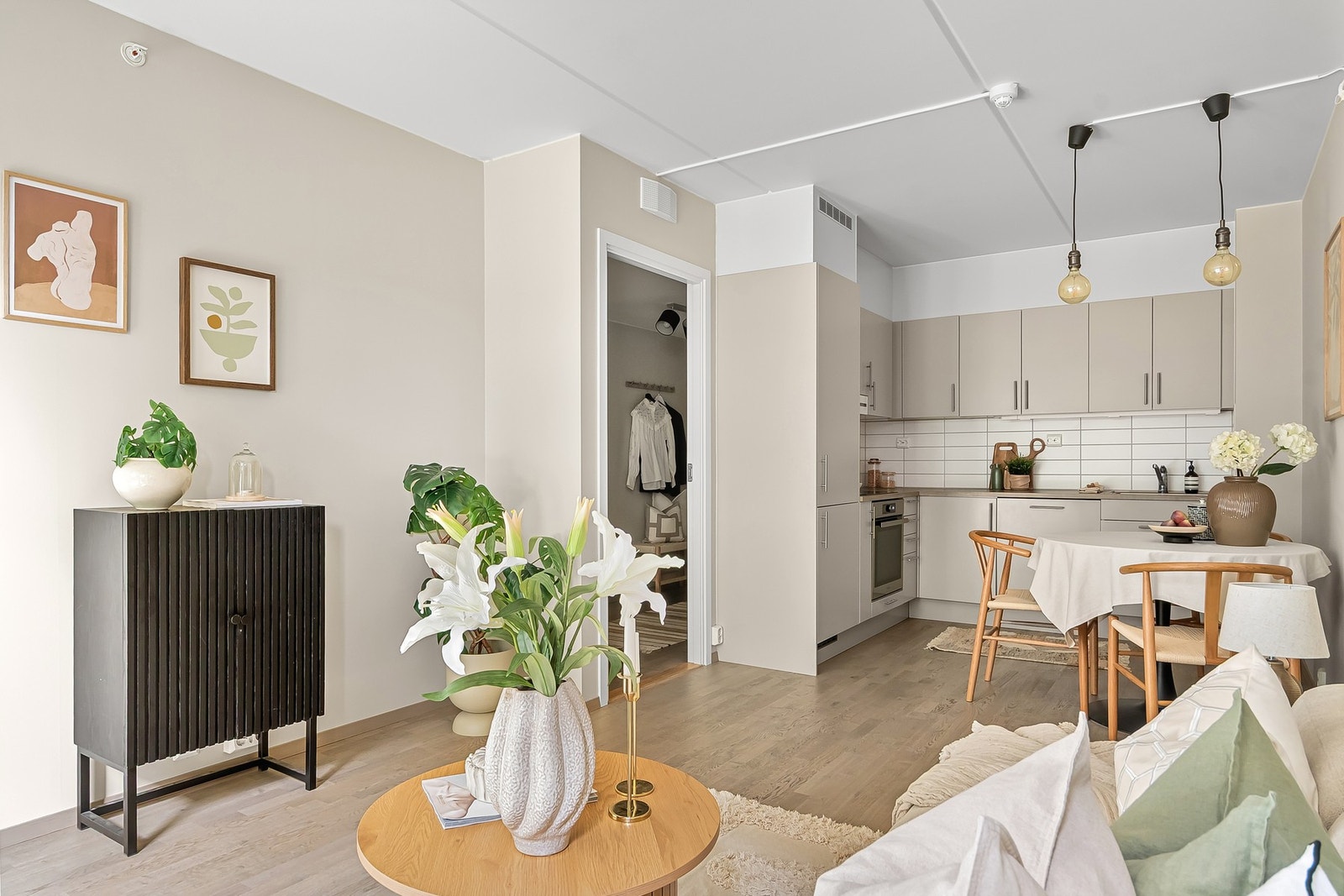 Balansert ventilasjon sørger for godt inneklima. A-konto varmtvann og fyring er inkludert i felleskostnadene. Galleribilde