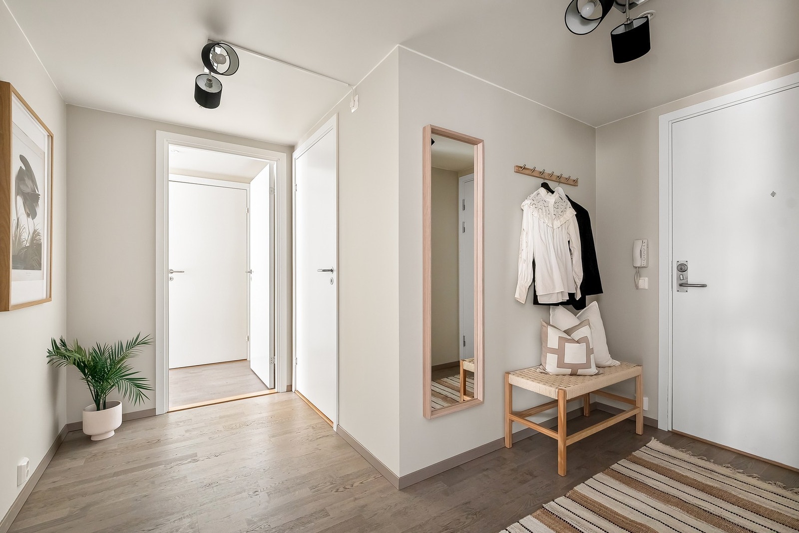 Innbydende og praktisk entré med god plass til oppbevaring av yttertøy og sko. Galleribilde