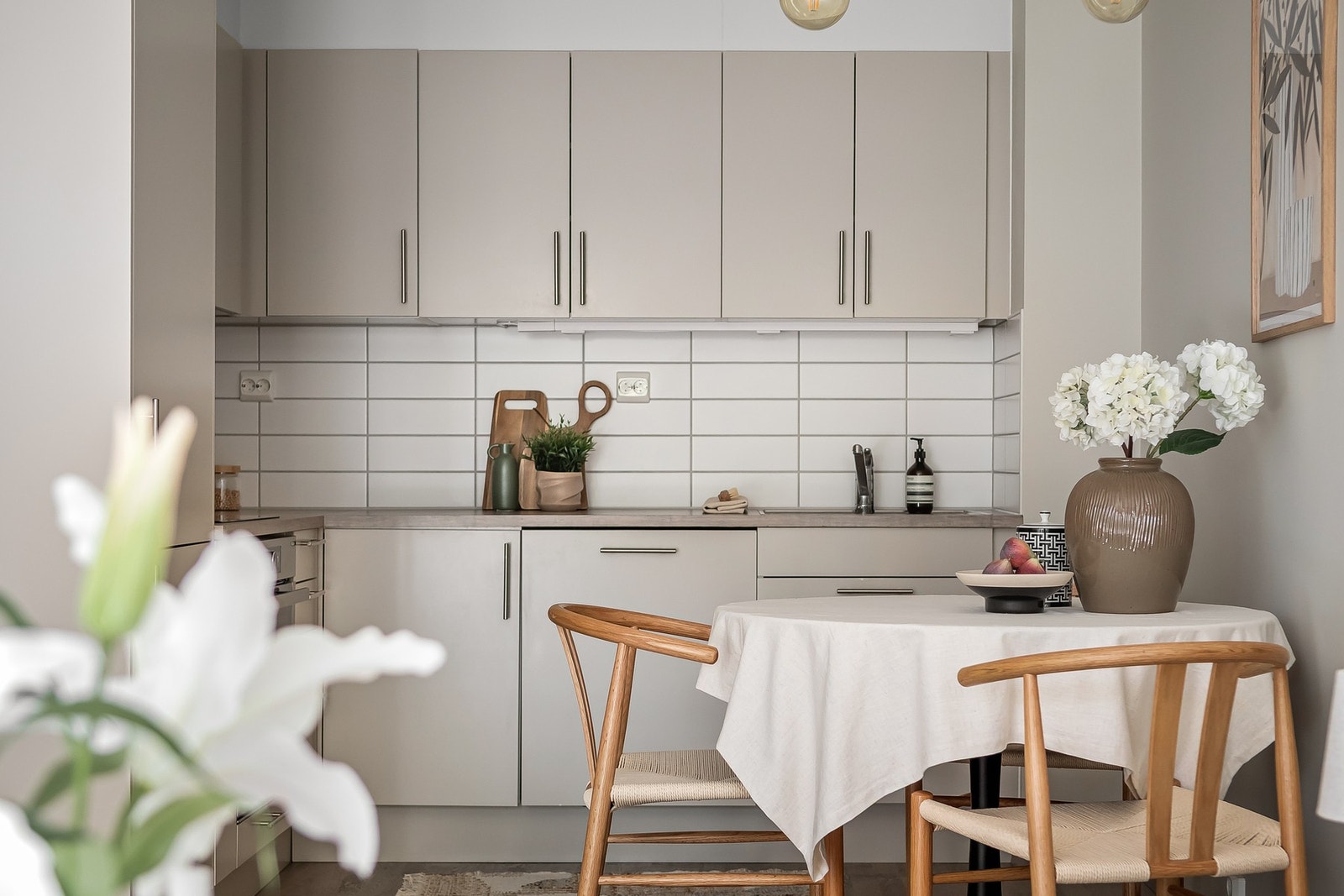 Tidsriktig design med beige fronter. Galleribilde