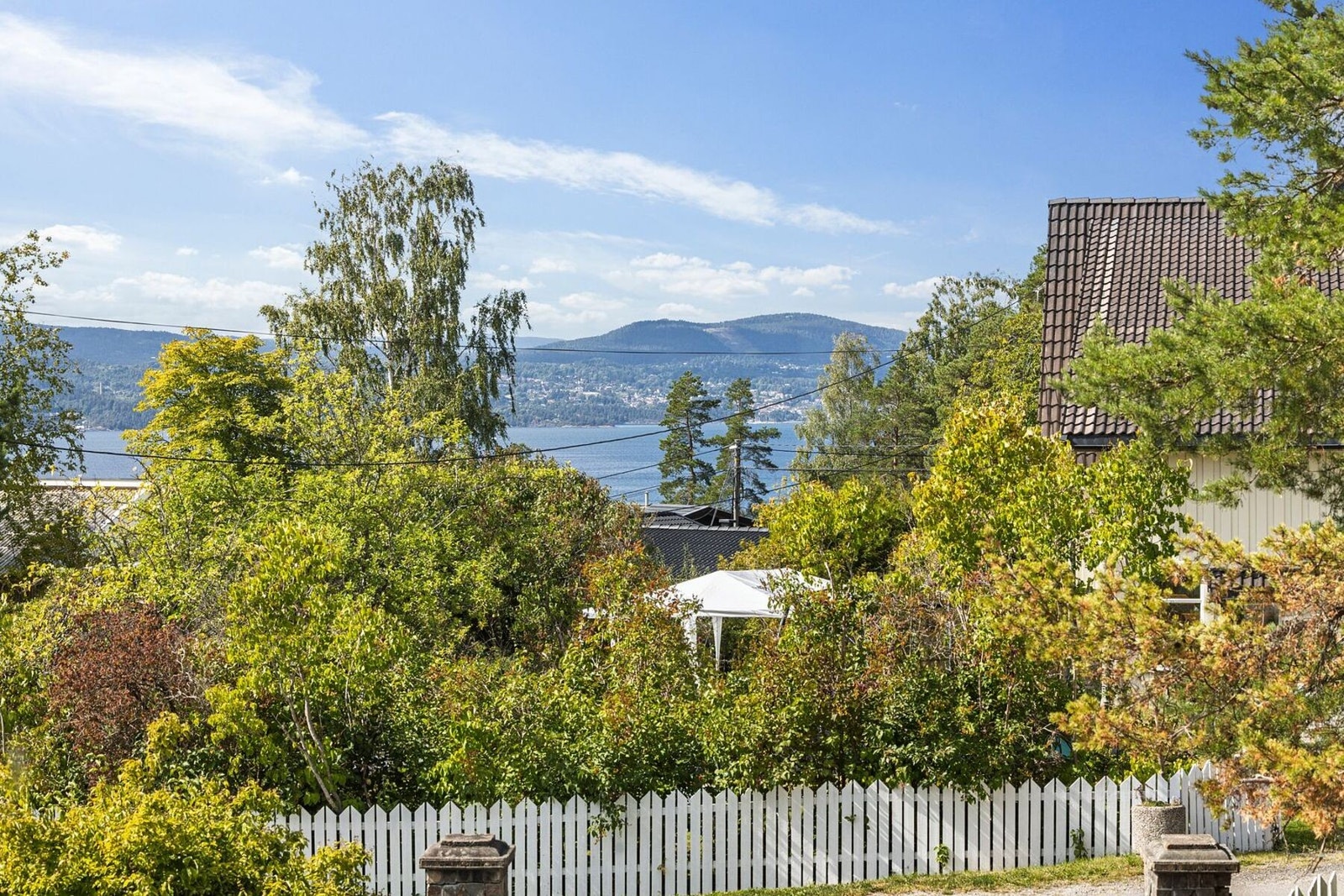 Eiendommen har en idyllisk og attraktiv beliggenhet på Fjellstrand, i et veletablert og familievennlig boligområde med en fin kombinasjon av sjø, skog og gode hverdagsfasiliteter. Galleribilde