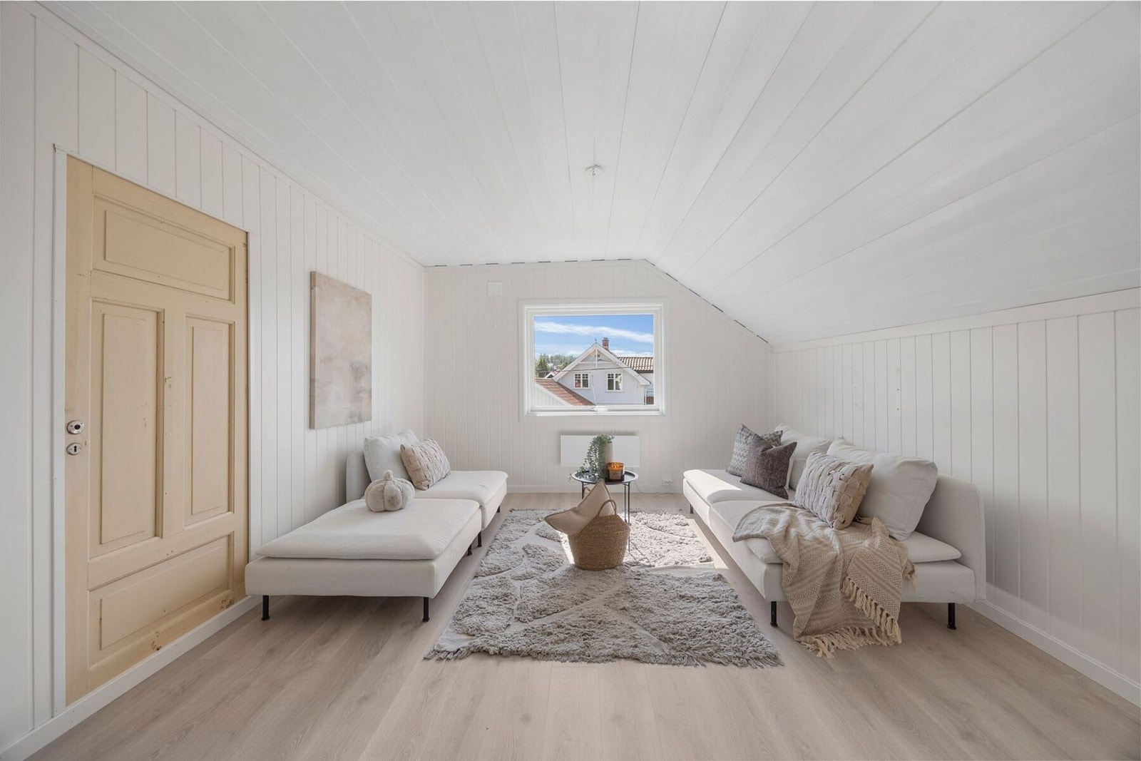 Rommet har god plass til sofagruppe og annet ønsket møblement. Galleribilde