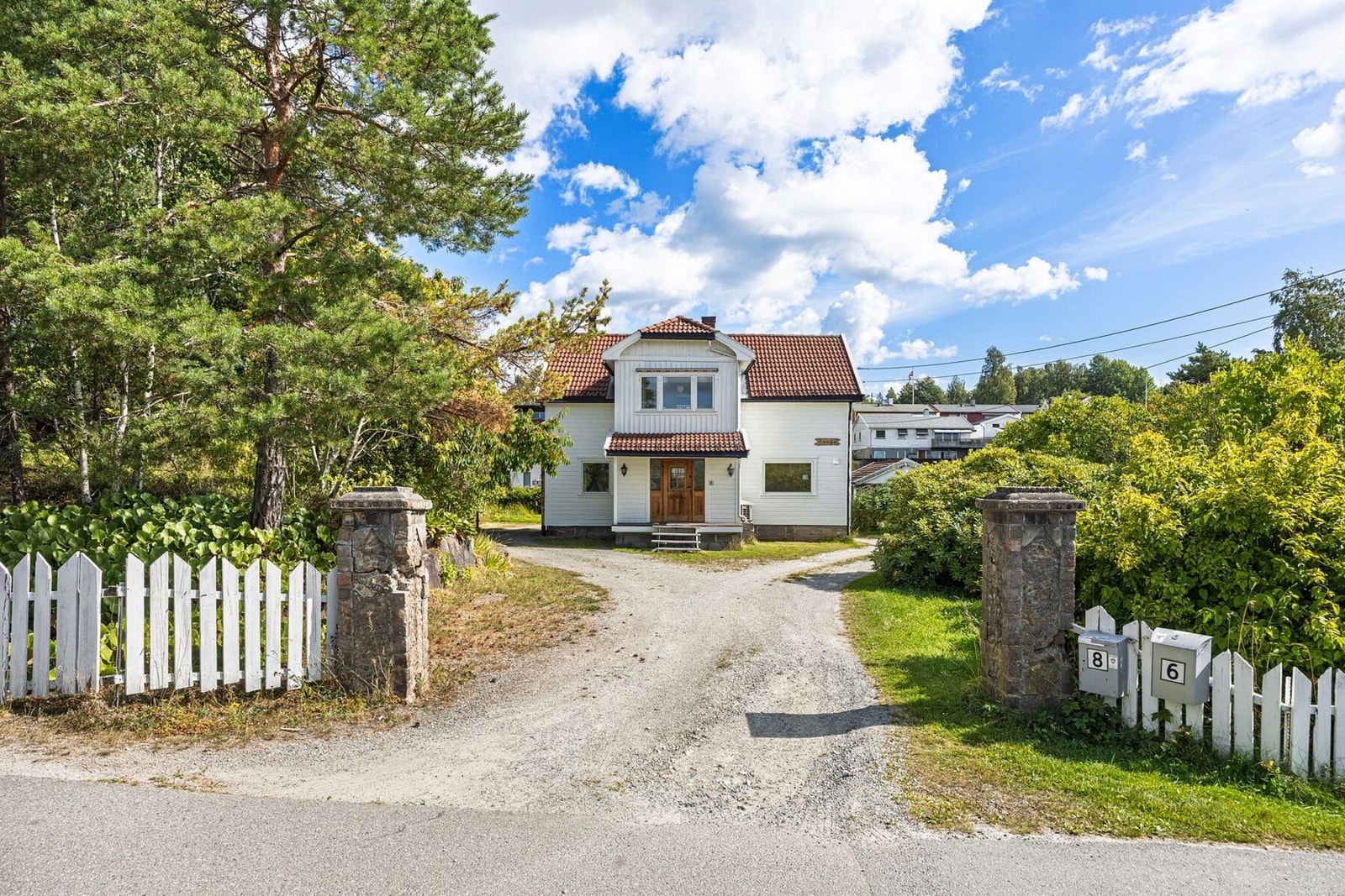 Velkommen til en innholdsrik bolig over to plan med en romslig og fleksibel planløsning - et spennende utgangspunkt for deg som ønsker å modernisere og skape et hjem etter egen smak og stil. Galleribilde
