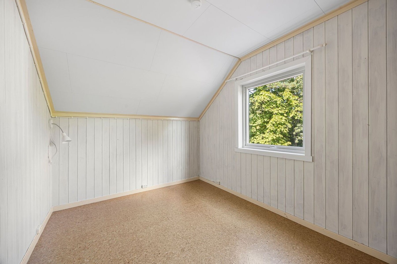 Et eget arbeidsrom er en praktisk kvalitet og gir mulighet for en skjermet arbeidsplass i hjemmet. Rommet kan også tilpasses andre bruksområder etter behov, eksempelvis hobbyrom eller ekstra oppbevaringsareal Galleribilde