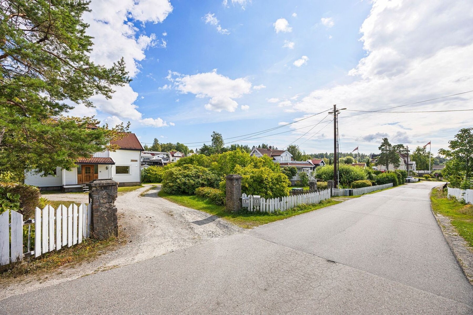 En attraktiv beliggenhet for deg som ønsker nærheten til naturen, sjøen og et hyggelig nærmiljø - med gode rammer for både familieliv og en aktiv fritid. Galleribilde