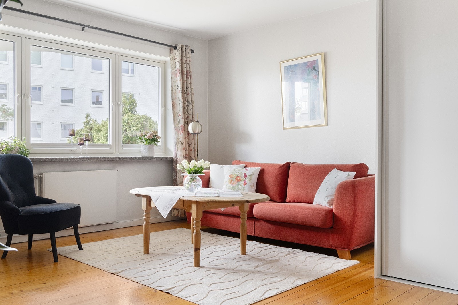 Store vindusflater i stuen Galleribilde