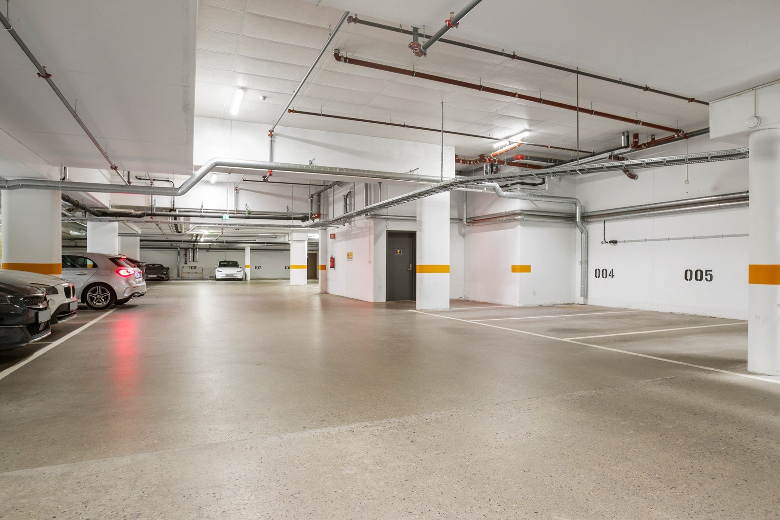 Egen parkeringsplass i felles garasjeanlegg med mulighet for elbil-lader. Galleribilde