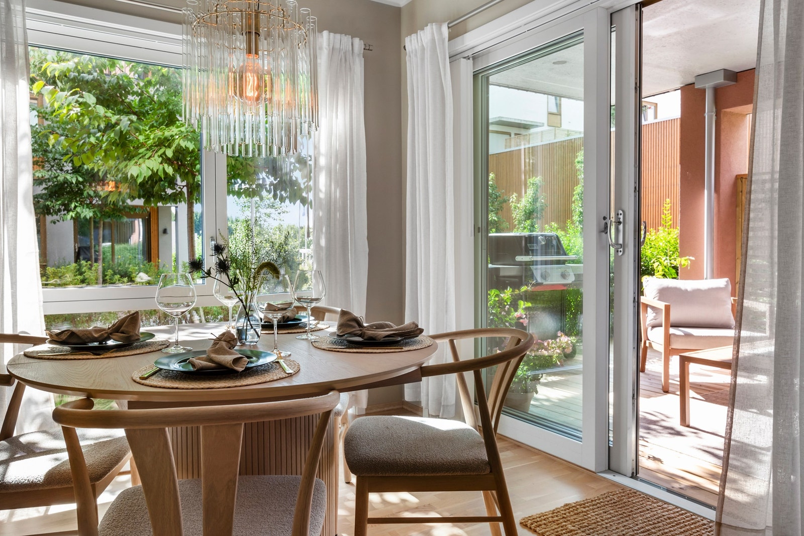 Fra spisestuen er det utgang til markterrasse. Galleribilde