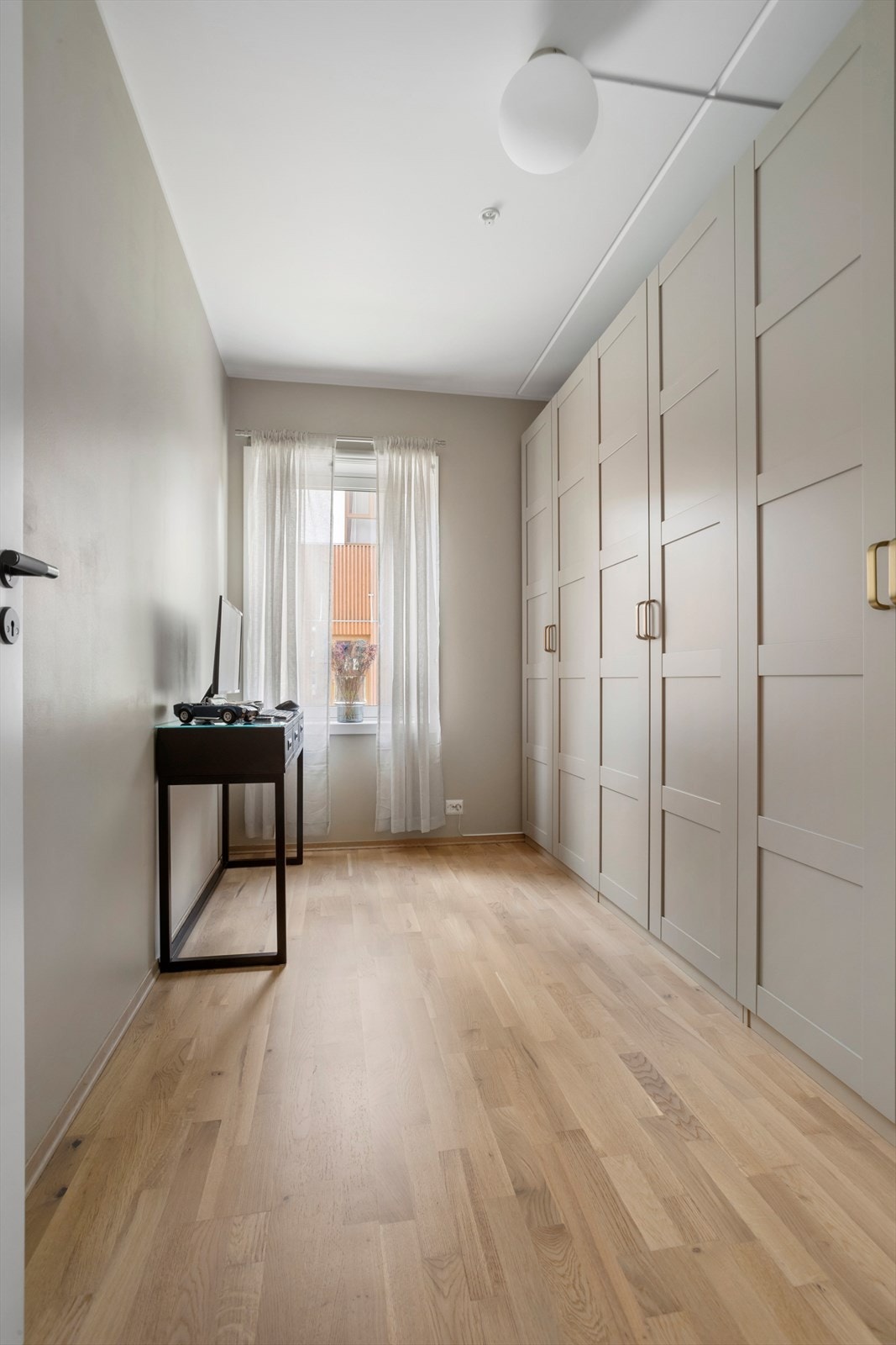 Soverom 2 egner seg godt som barnerom, gjesterom eller kontor. Garderobeskap. Galleribilde