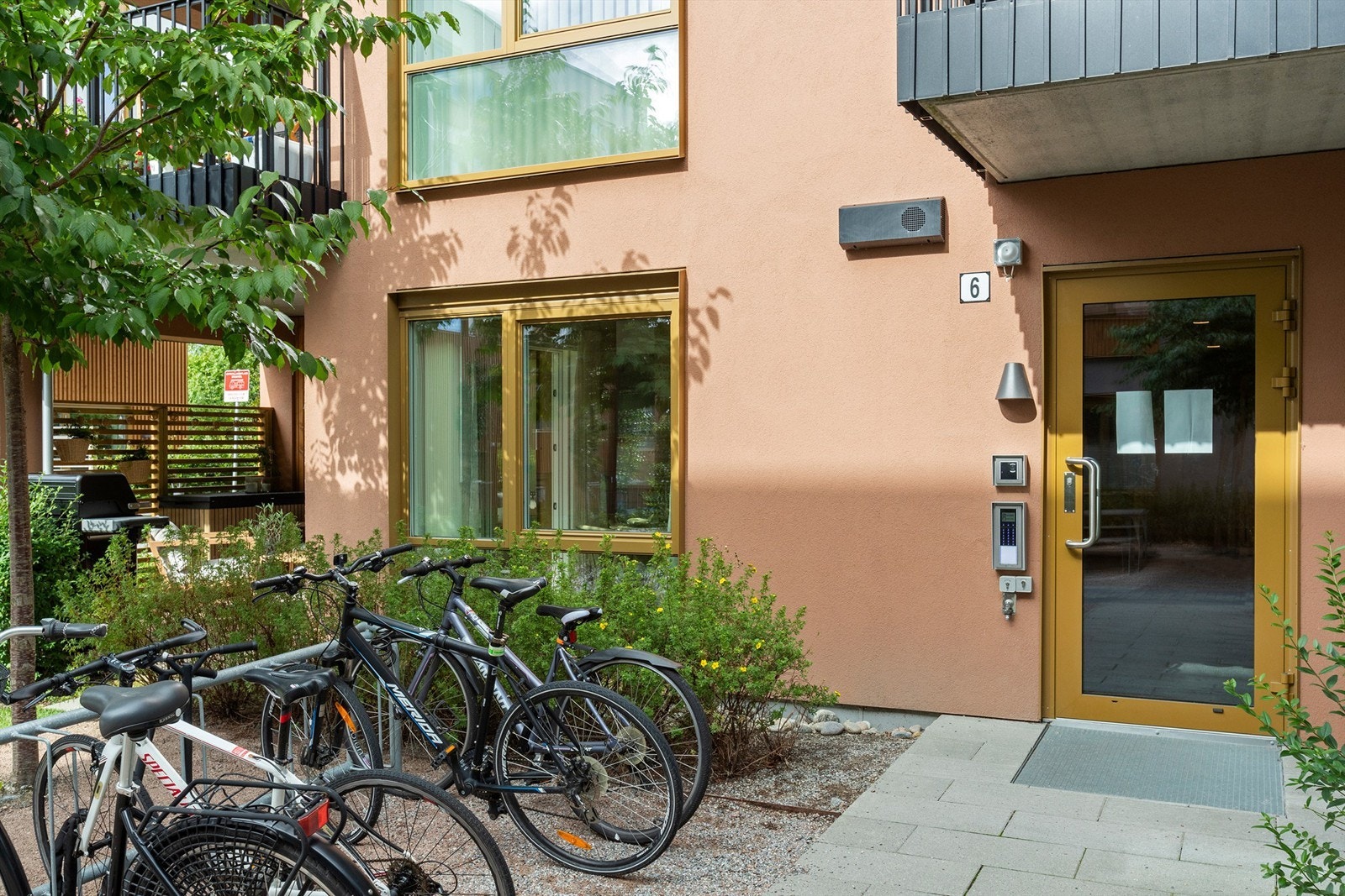 Felles inngangsparti med dørtelefon og heis. Galleribilde