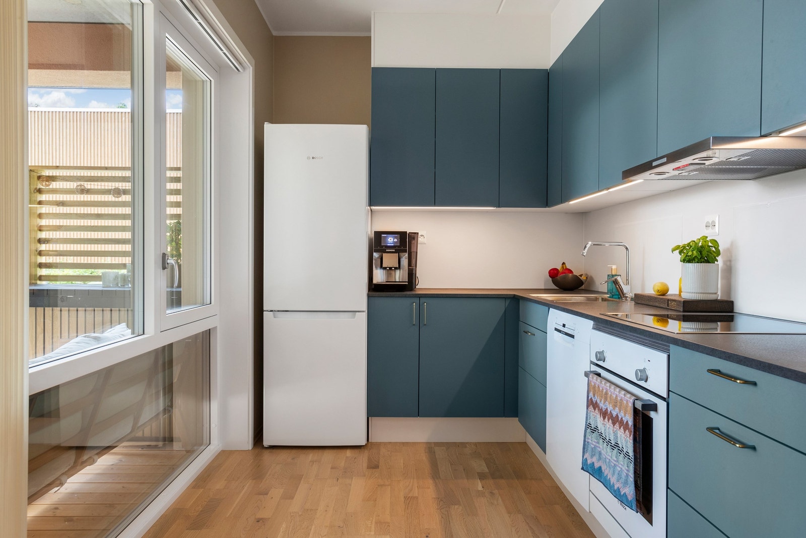 Kjøkkeninnredning fra HTH med glatte fronter og laminat benkeplate. Vannbåren gulvvarme. Galleribilde