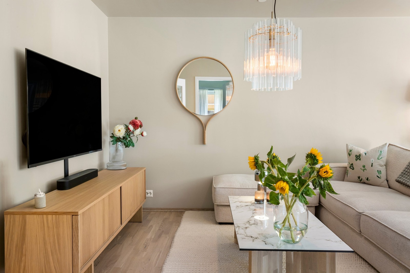 Store vindusflater slipper inn godt med naturlig lys. Galleribilde