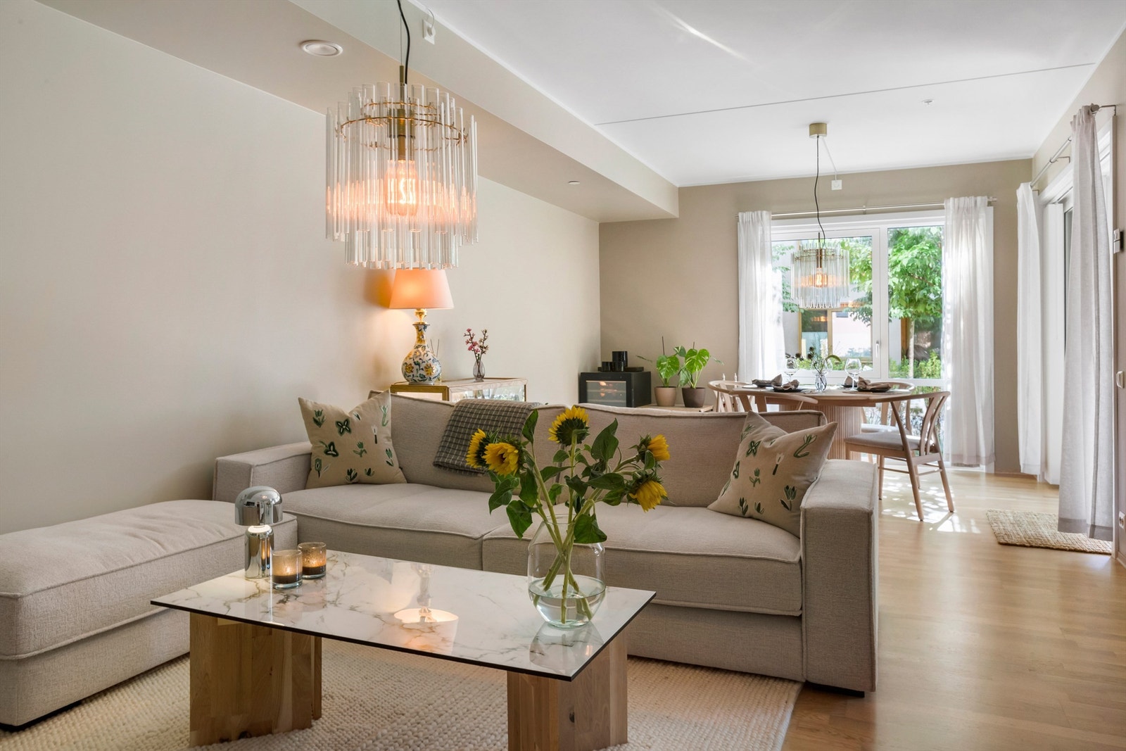 Store vindusflater slipper inn godt med naturlig lys. Galleribilde