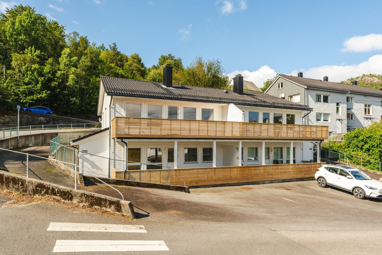 Leiligheten har en flott beliggenhet på Florvåg, med gode solforhold. Galleribilde
