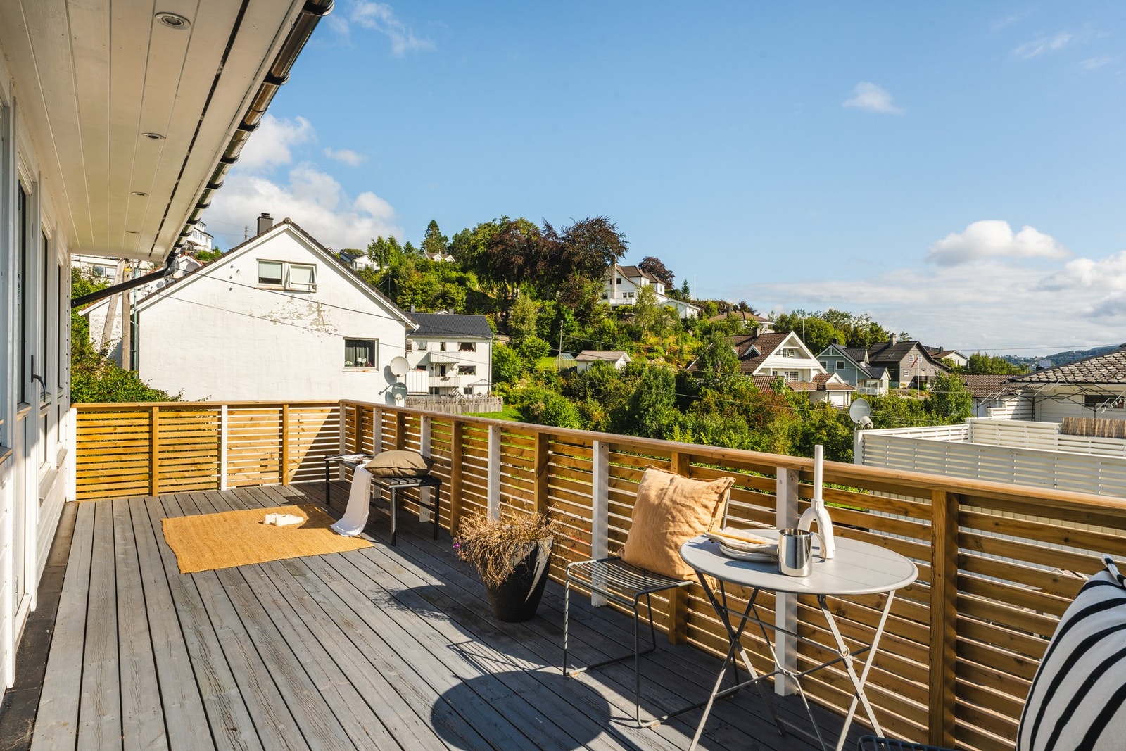 Ut fra stuen kommer du til en solrik terrasse på ca. 19,7 kvm. Galleribilde