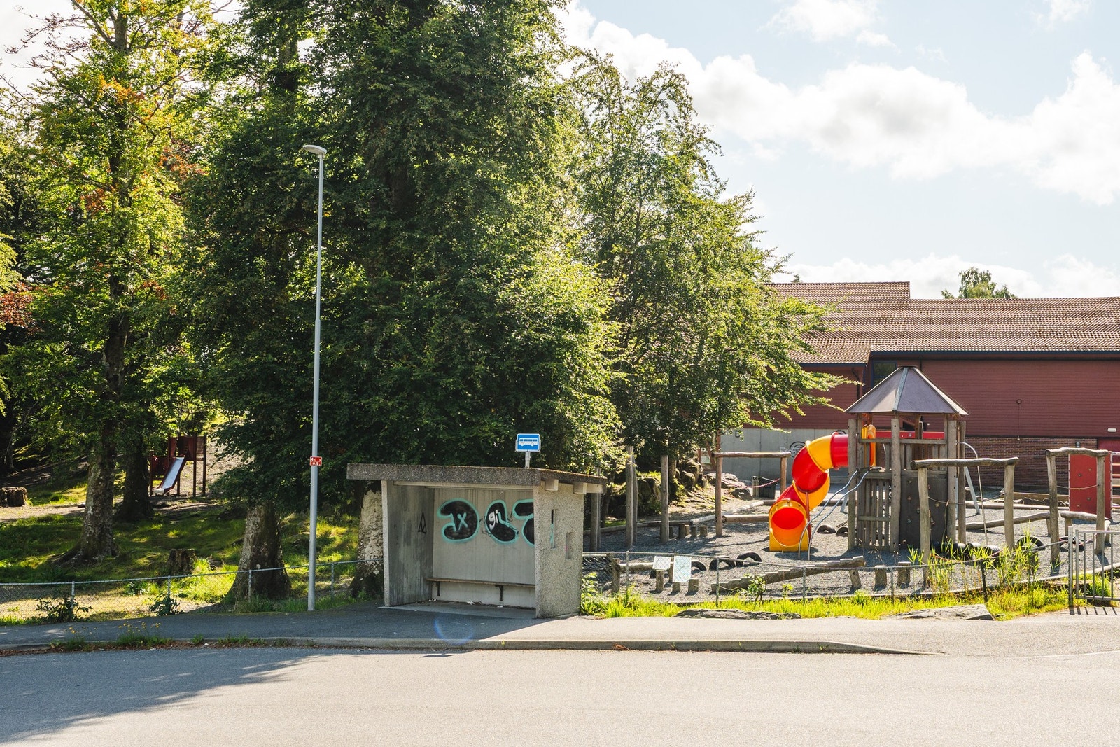 Kort gangavstand til barnehager, idrettsanlegg og dagligvarebutikker. Galleribilde