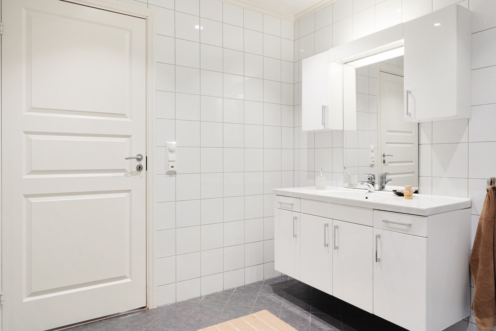 Badet har fliser på gulv og vegger, samt varmekabler i gulvet. Galleribilde