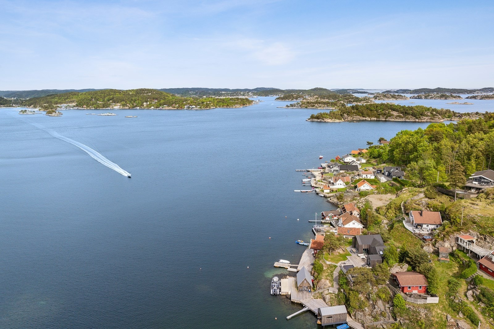En perle av et sommerparadis! Beliggende i kanskje Norges vakreste skjærgård! Dette er en helt unik mulighet, velkommen til visning! Galleribilde