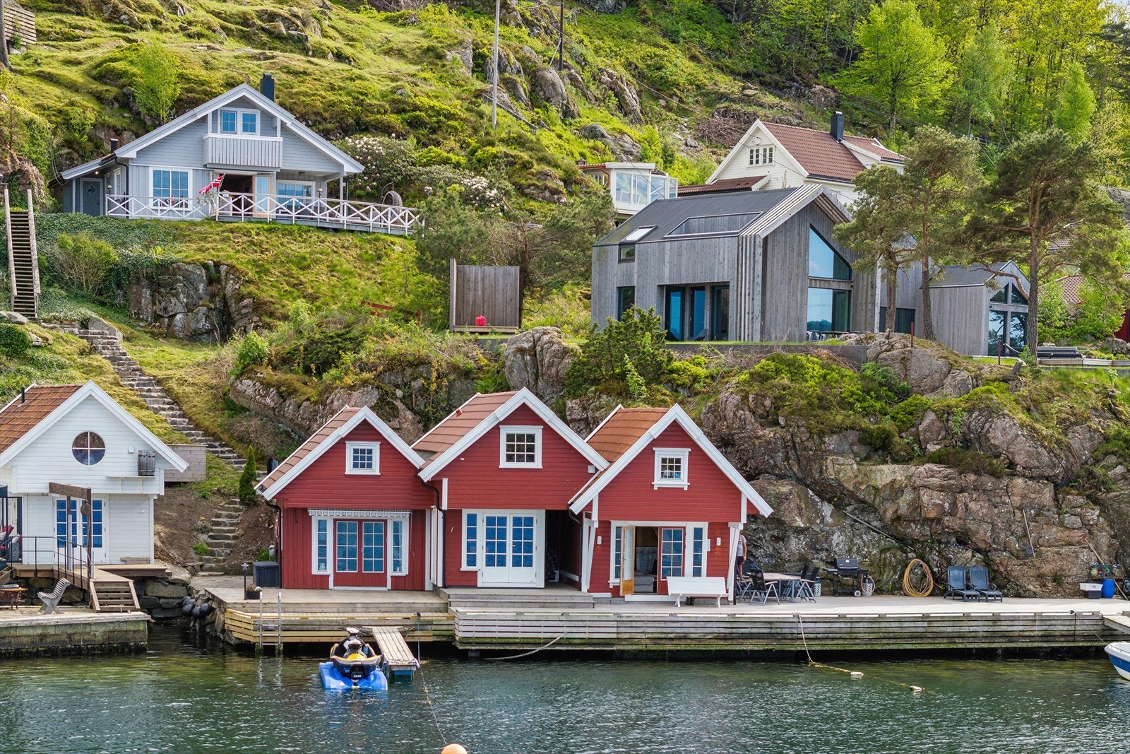 Det medfølger sjøbod i rekke og båtplass, fra bryggen er det opparbeidet pen sti opp til hytten. Galleribilde