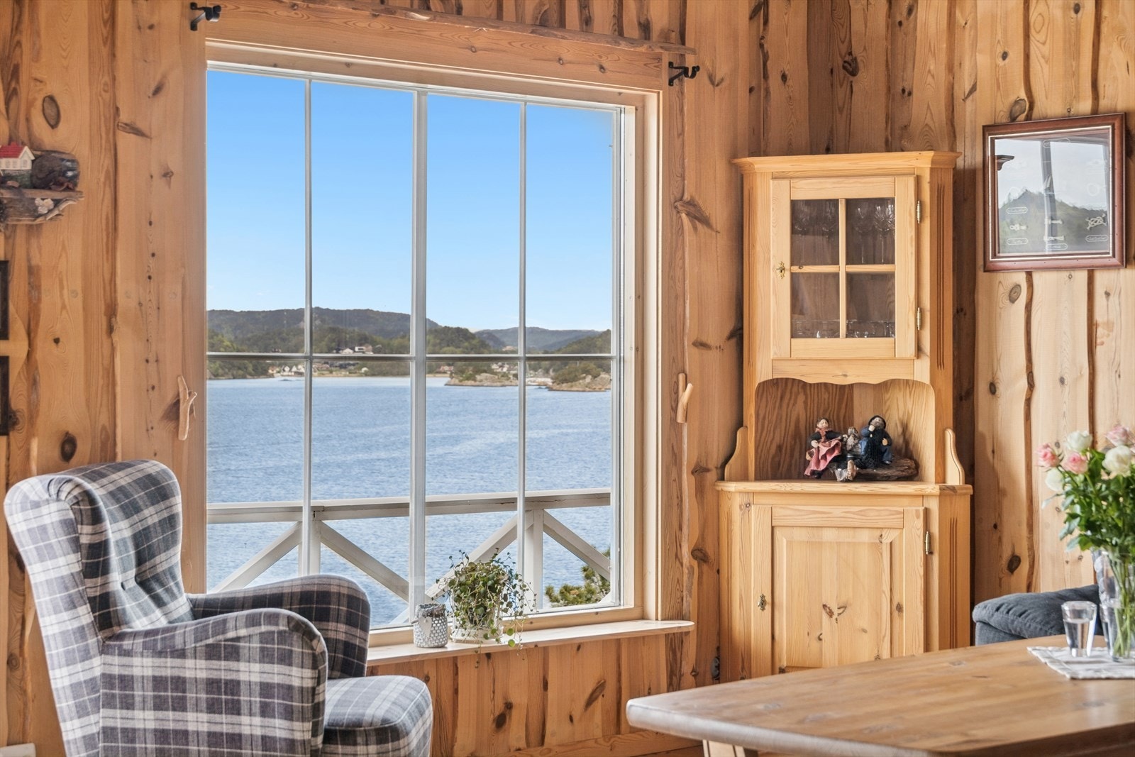Fra stuen kan man nyte utsikten og det yrende sommerliv Galleribilde