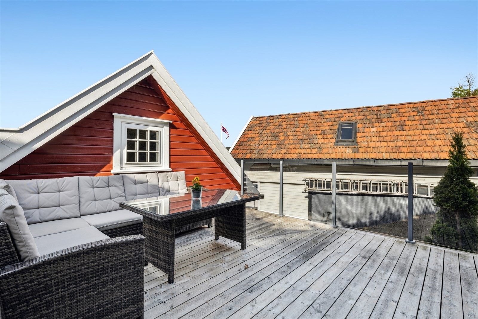 Terrasse skjermet for vind, med fine solforhold Galleribilde