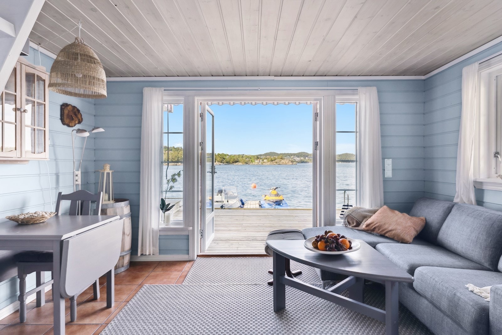 Fra sjøboden kan du nesten hoppe rett i sjøen! Sjøboden er ikke godkjent for varig opphold. Galleribilde