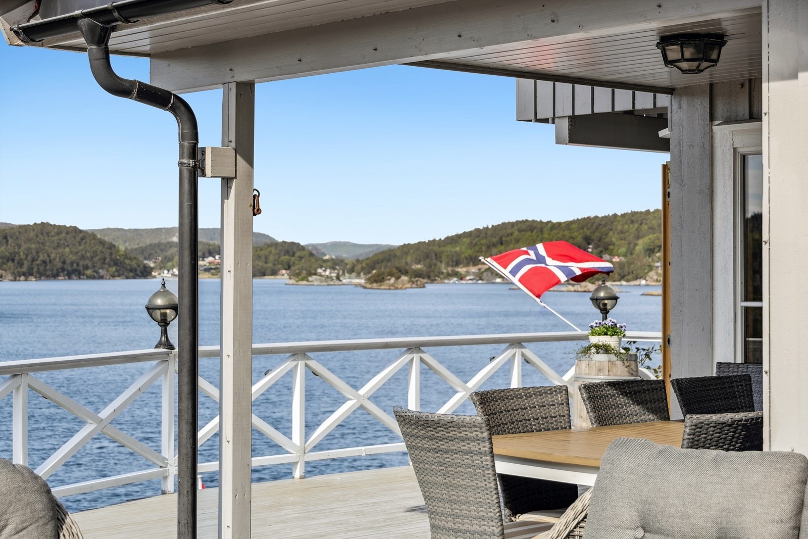 Utsikt fra terrassen over Torvfjorden, med herlig båttrafikk som er selve symbolet på ekte Sørlandsk sommer Galleribilde