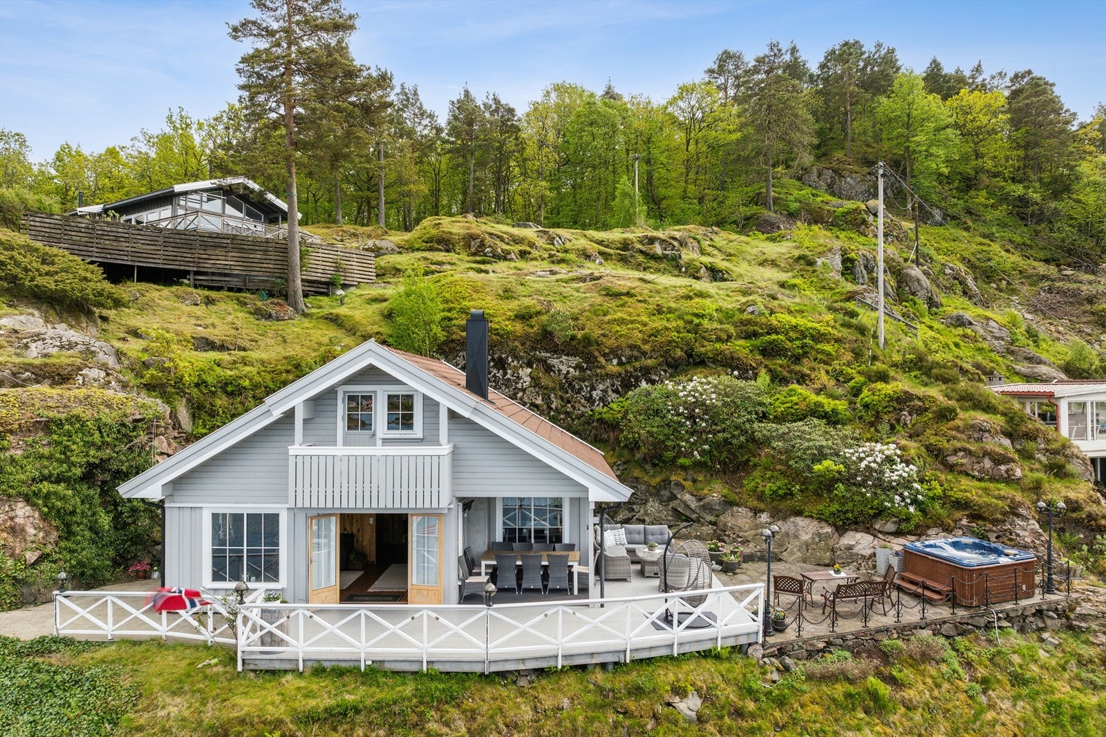 Hytten ligger pent til med fantastisk utsikt mot Torvfjorden. Galleribilde