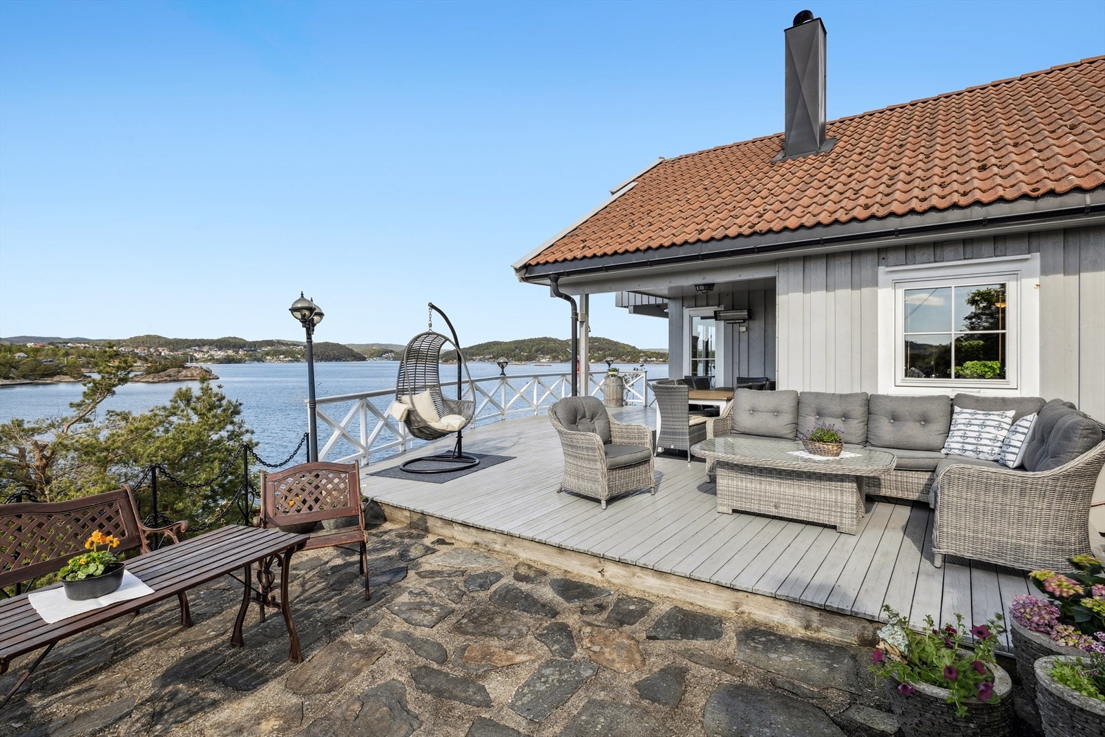 Eiendommen er pent opparbeidet med flere terrasser og sitteplasser, hvor man vil kunne sitte i le for alle typer vinder. Galleribilde