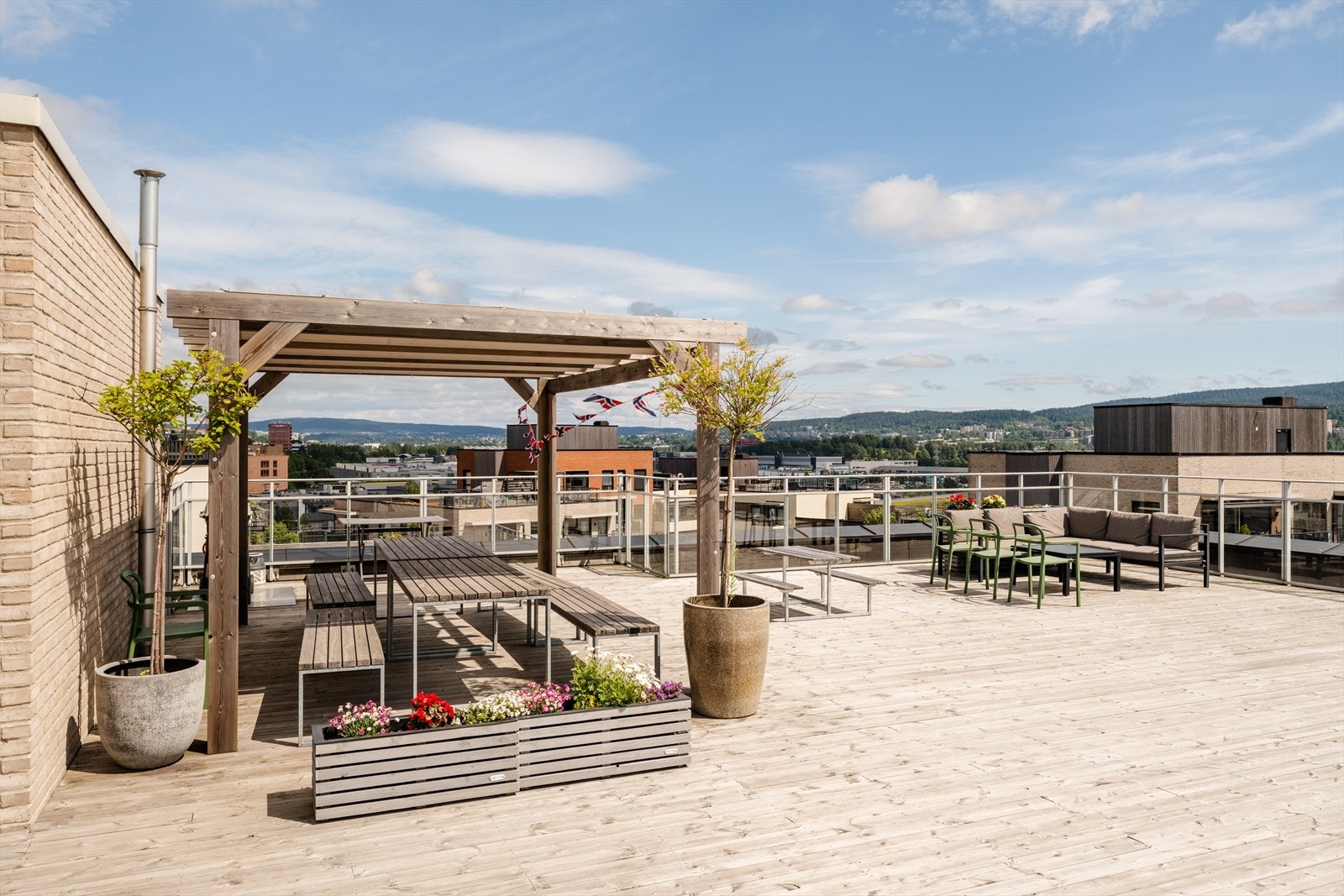 Den flotte takterrassen innbyr til avslappende sommerdager og hyggelige stunder med venner og familie. Galleribilde