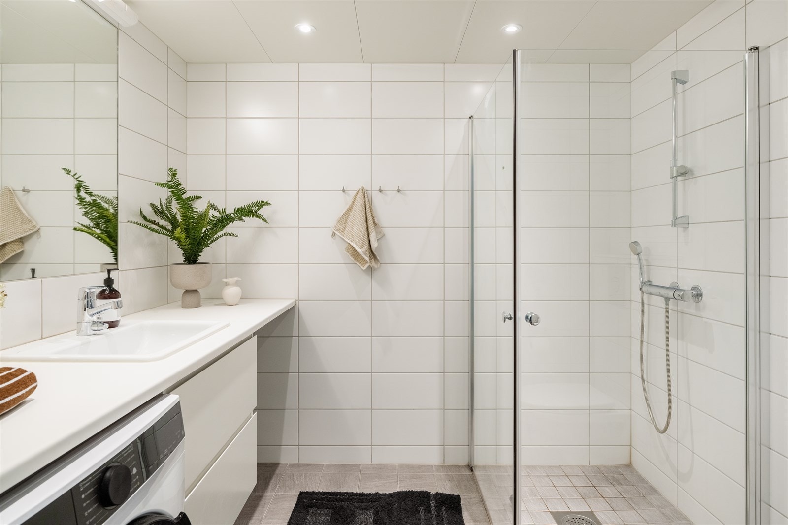 Badet har en god størrelse, med rikelig benkeplass og skuffer til oppbevaring av toalettartikler. Galleribilde
