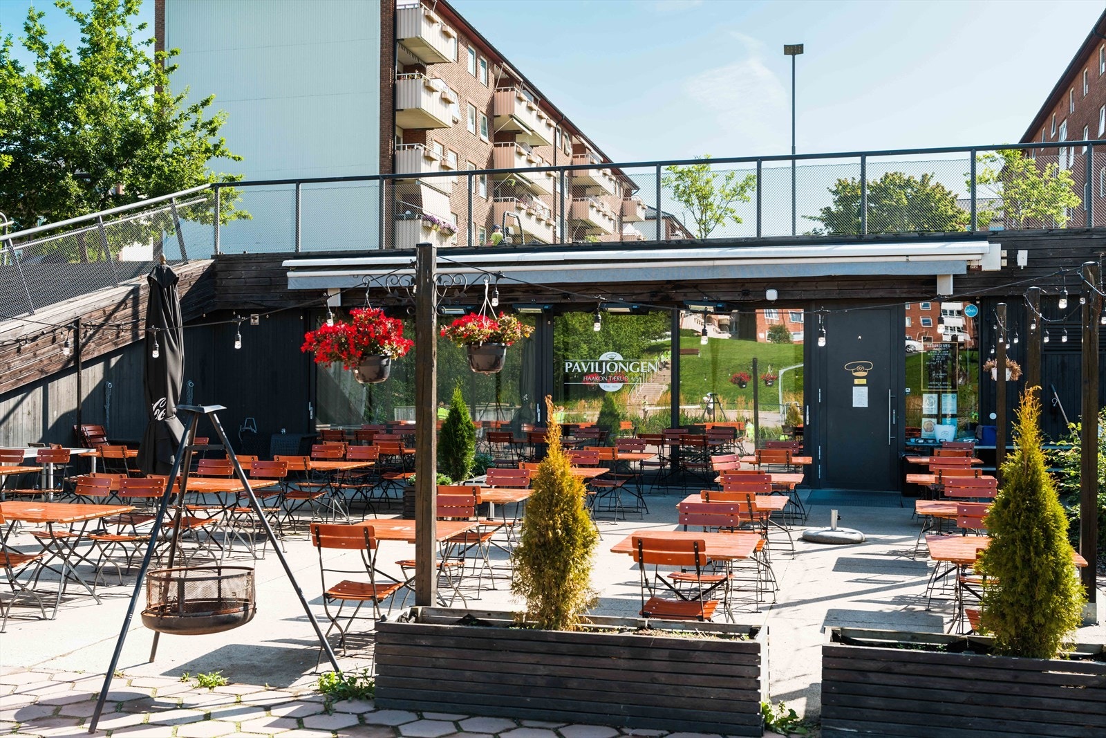 Her finner man også Paviljongen , en restaurant omgitt av grønne omgivelser. Galleribilde
