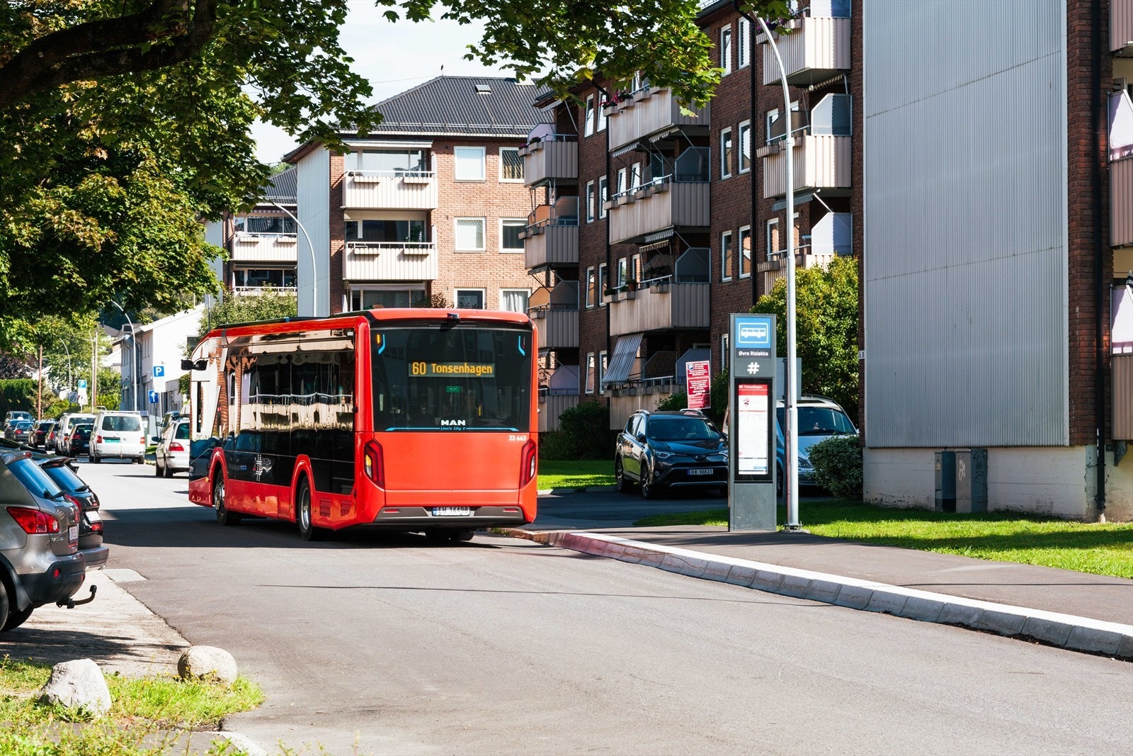 I tillegg til T-bane er det bussforbindelser en kort gåtur fra leiligheten. Galleribilde