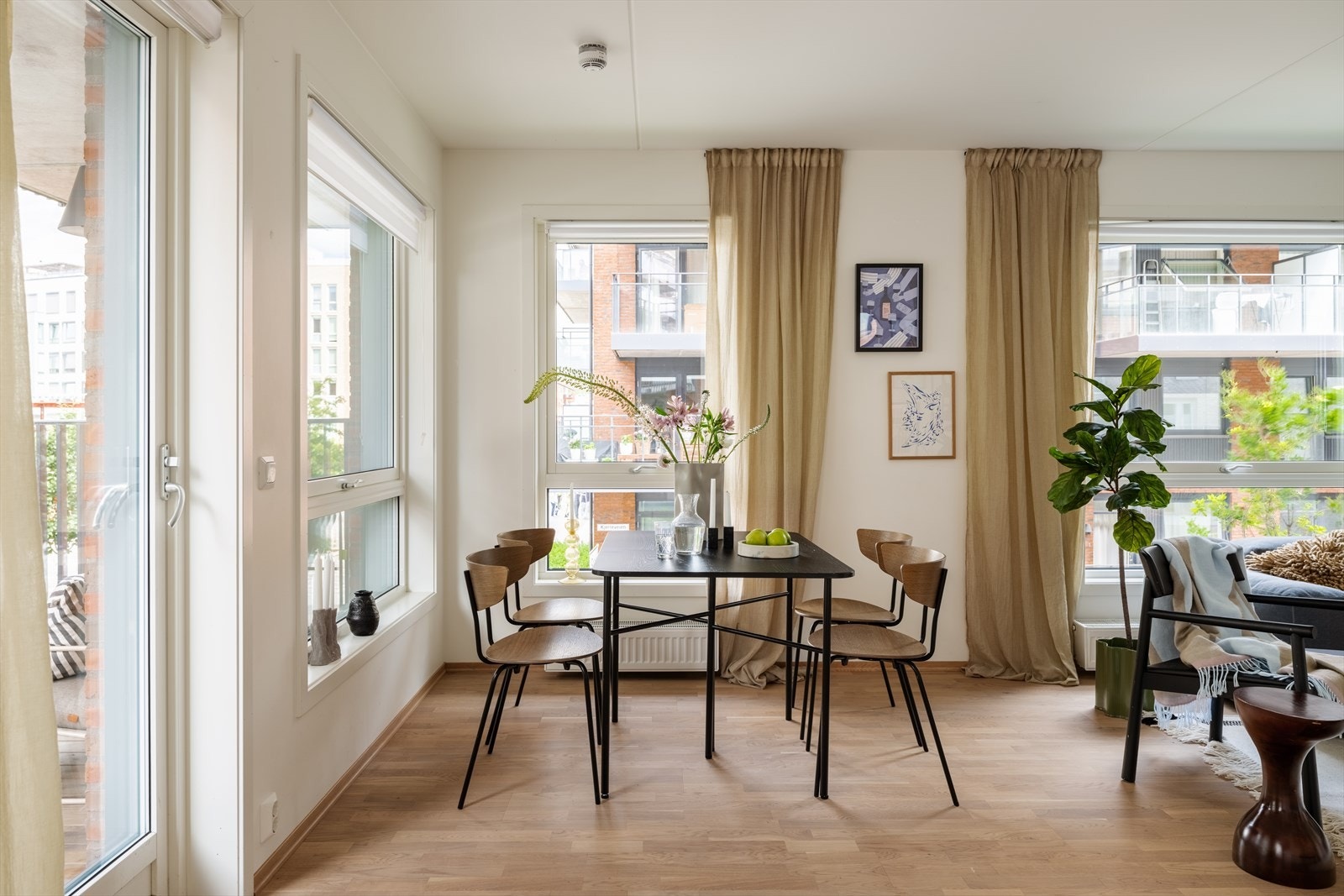Her er det naturlig plass til spisebord, perfekt for hyggelige sammenkomster med venner og familie. Galleribilde