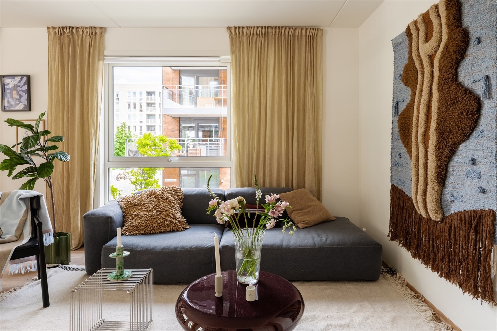 Stuen har god plass til sofagruppe, sofabord og annet ønsket møblement. Selger har fjernet stylingen, slik at kjøper selv kan få best mulig inntrykk av romfølelse og eget møblement. Galleribilde