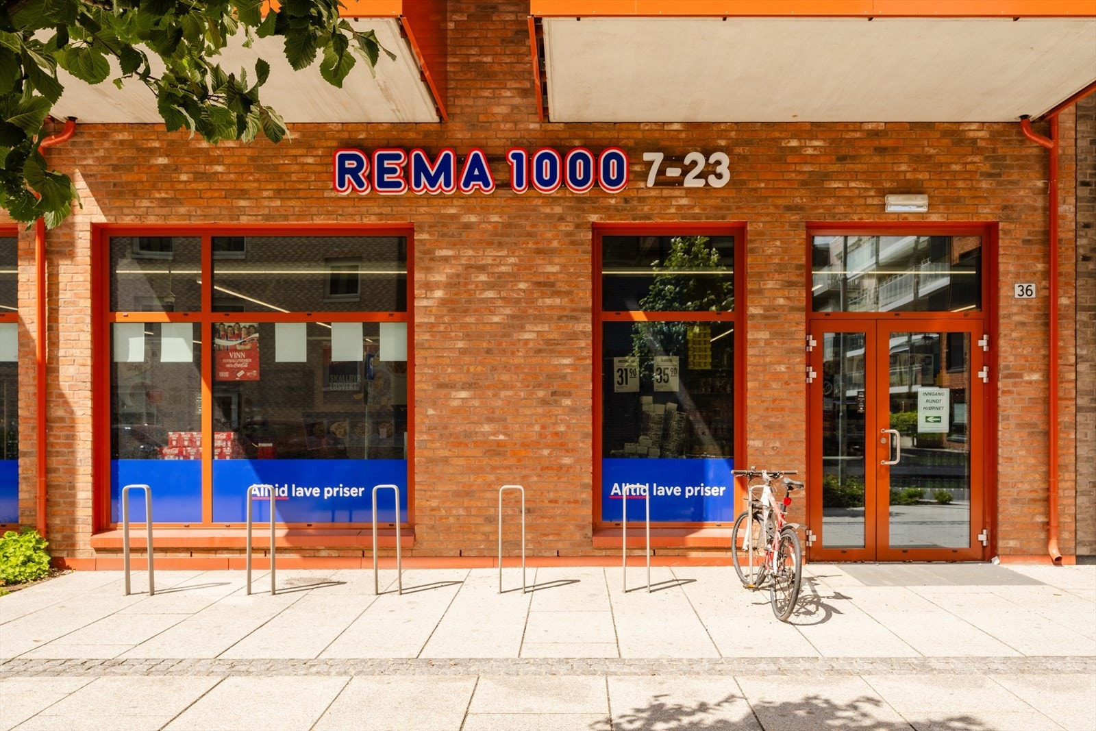 Like utenfor døren ligger Rema 1000, som holder åpent til kl. 23.00 og tilbyr post i butikk. Galleribilde