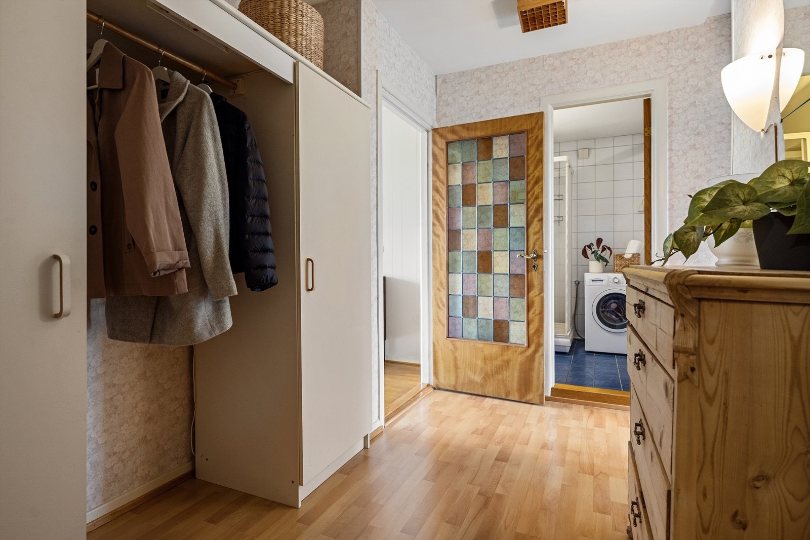 Det er fin plass i entreen til en garderobe som rommer godt med oppbevaringsplass til yttertøy, sko og annet tilbehør. Galleribilde