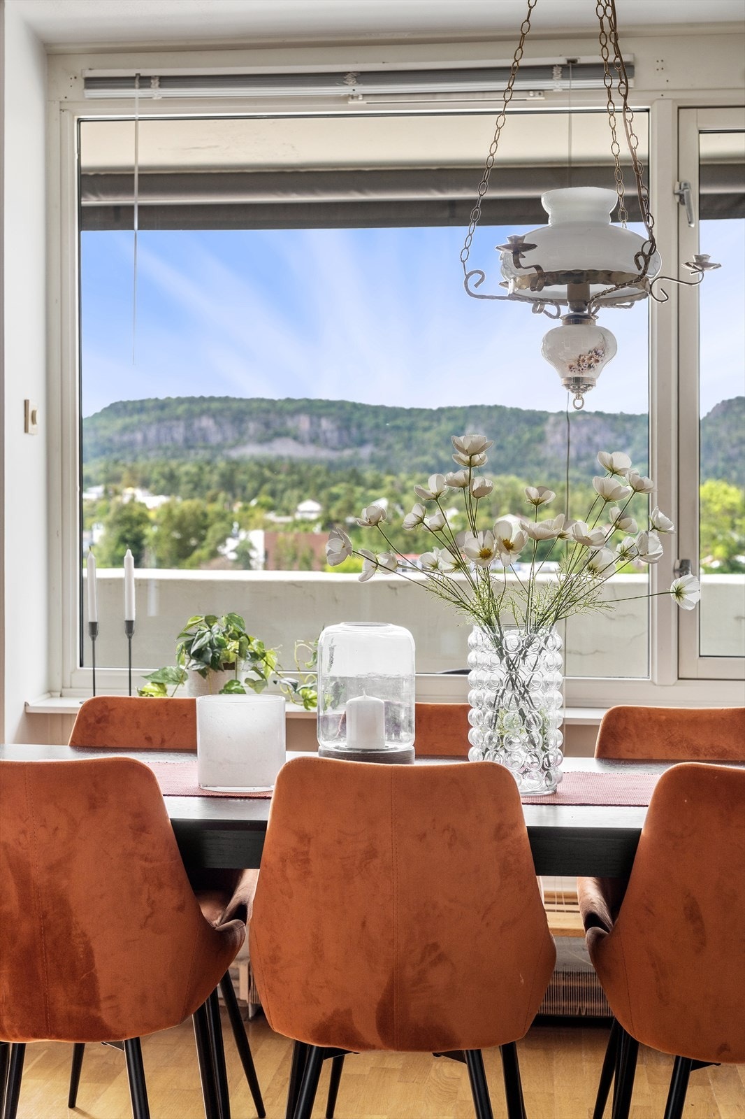 Her kan man sette seg ned og nyte både maten og utsikten. Galleribilde