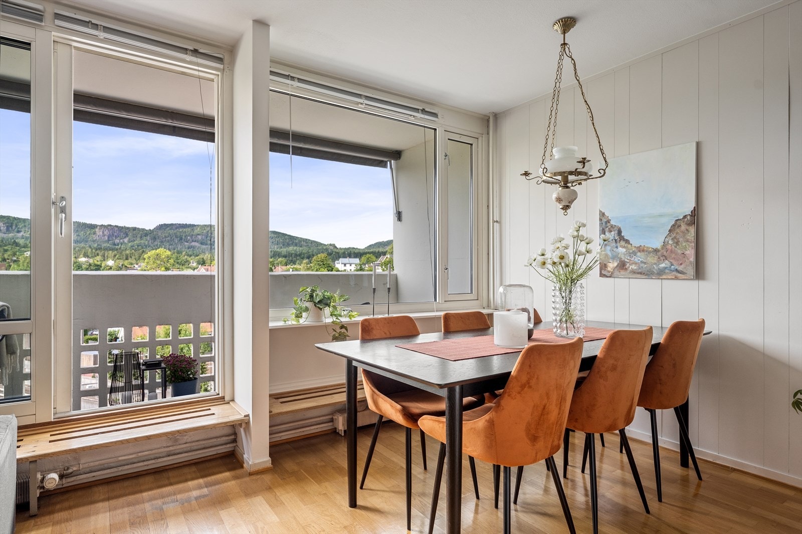 Mellom stuen og spisestuen er det utgang til overbygget balkong. Galleribilde