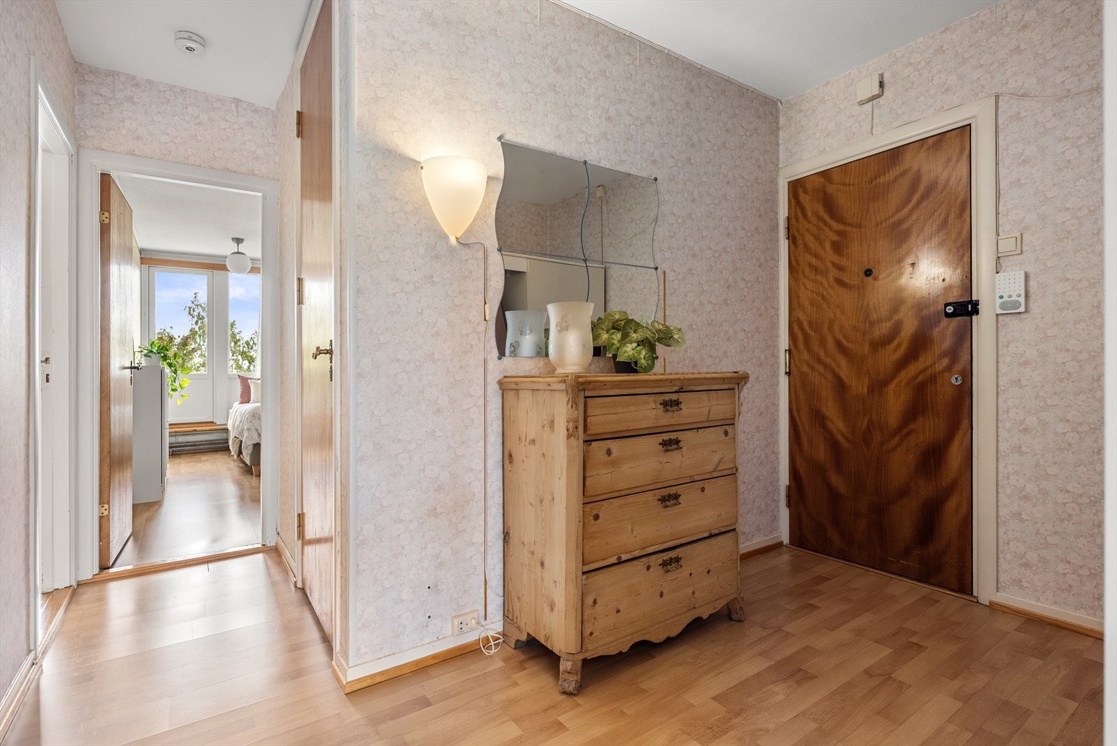 Velkommen inn! Det er god plass i entreen til å sette opp garderobe med plass til yttertøy og sko. Det er montert dørcalling på innsiden av døren for enkel betjening av hoveddøren nede. Galleribilde
