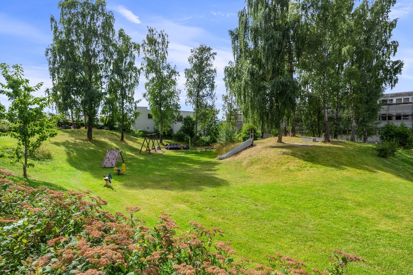 Fellesområdene er pent opparbeidet og har flere sosiale møteplasser som f.eks lekeplassen. Galleribilde