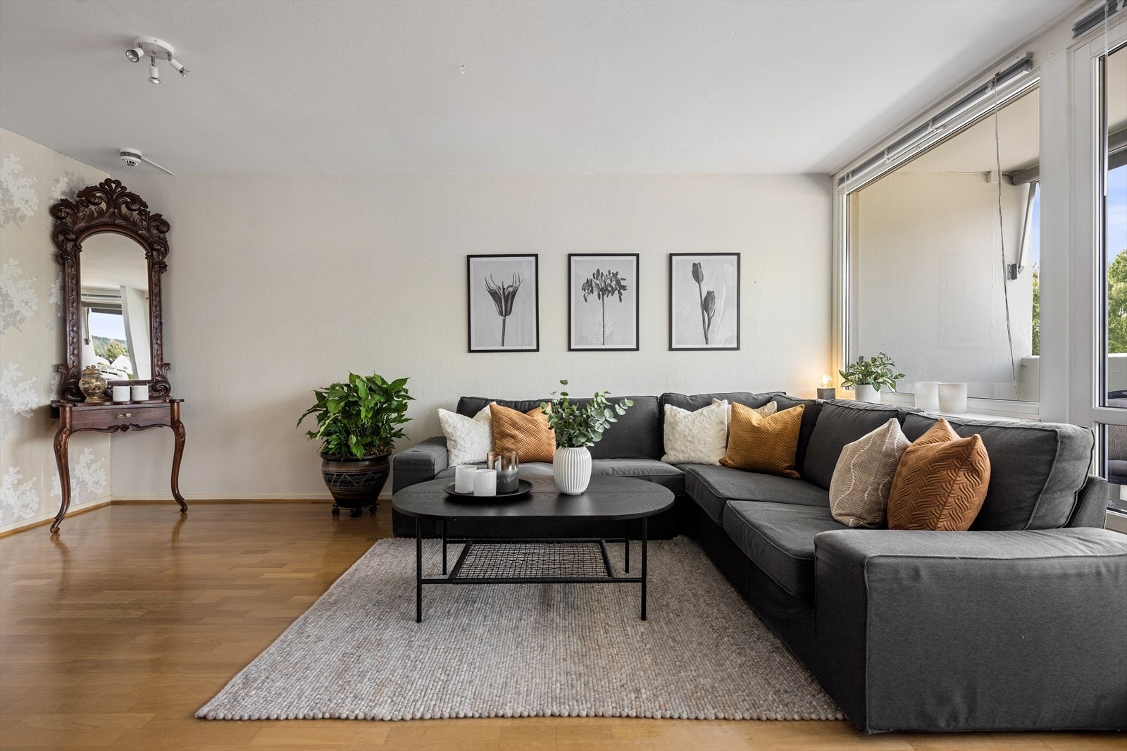Stuen er romslig og har god plass til en stor sofagruppe eller annen møblering. Galleribilde