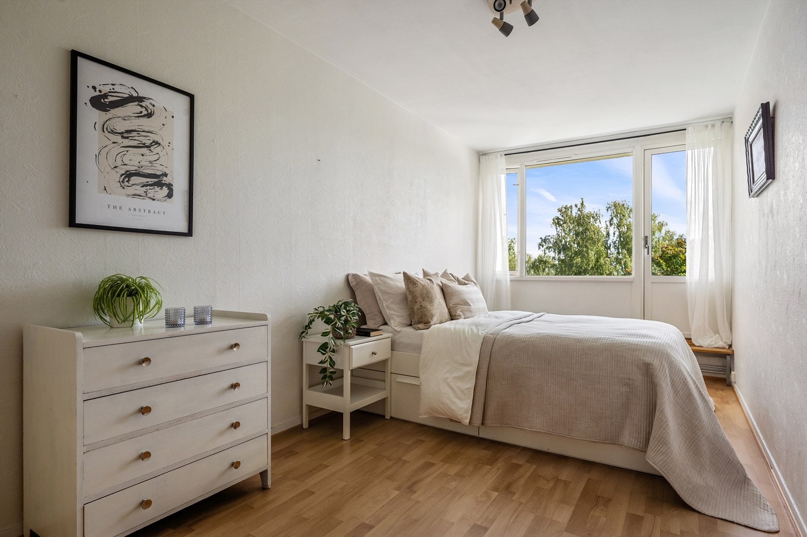 Det er utgang til balkongen fra begge soverommene i leiligheten. Galleribilde