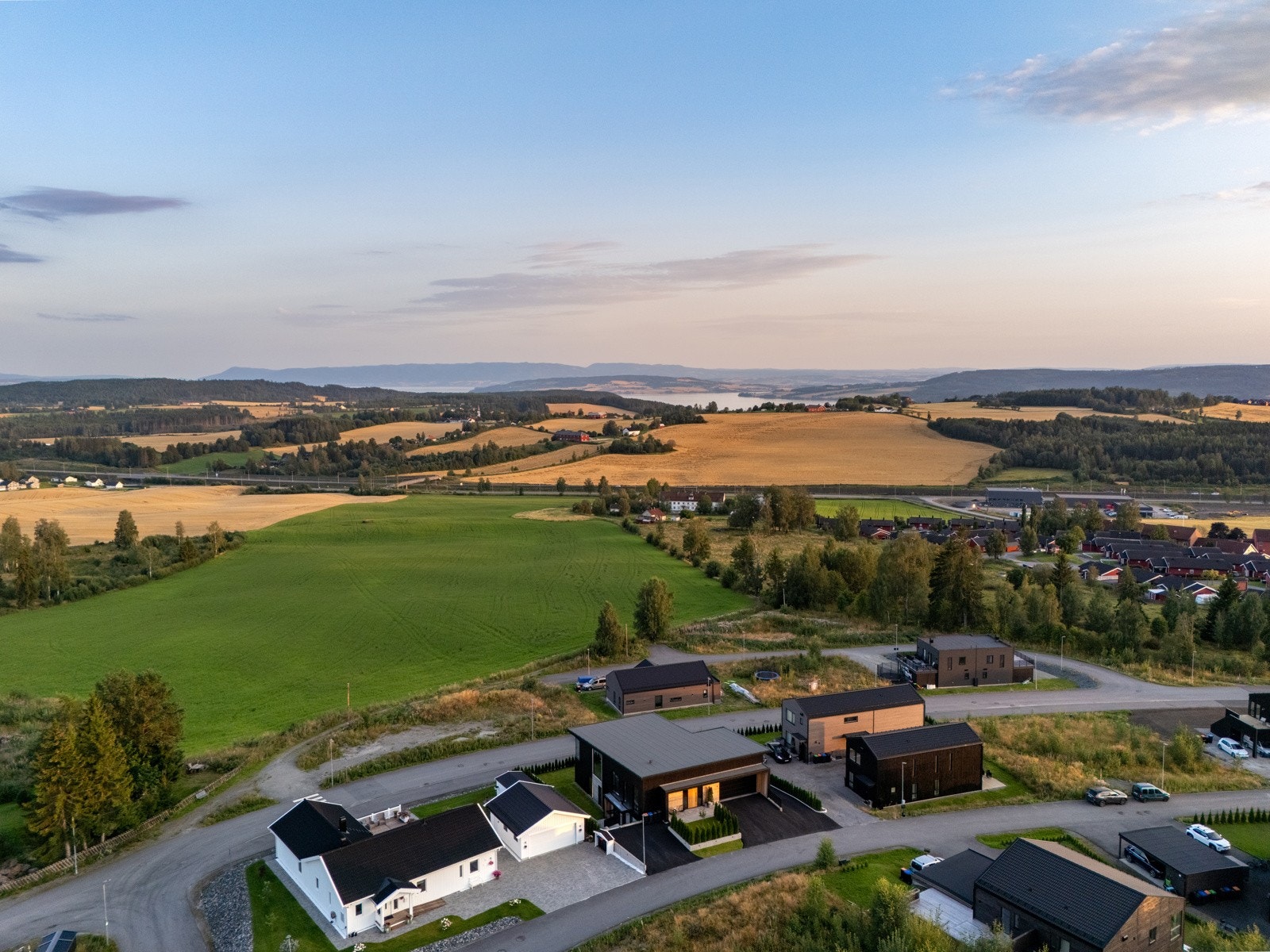 Her bor du i et rolig nabolag med en god kombinasjon av landlige kvaliteter, moderne boligmiljø og nærhet til alt familien trenger i hverdagen. Galleribilde