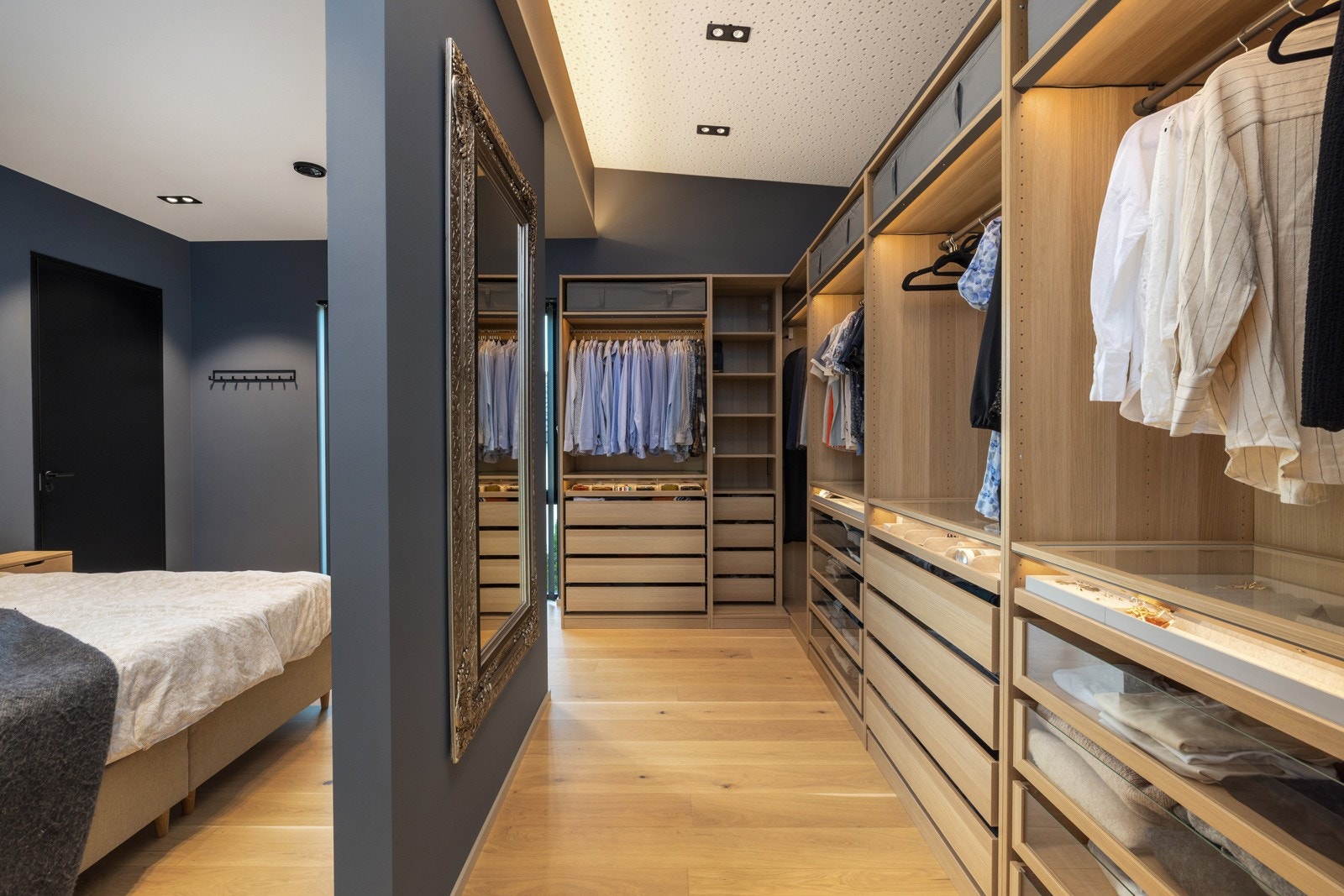 Garderobe tilknyttet hovedsoverommet. Galleribilde